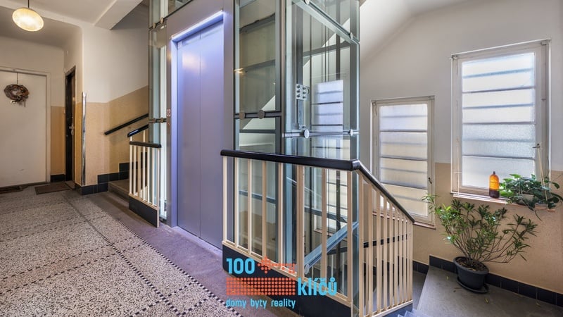 Umělecká 2, výtah