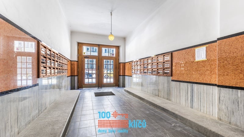 Umělecká 2, vchod do domu