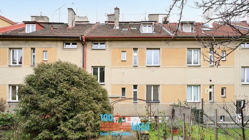 Pohled na dům ze zahrady