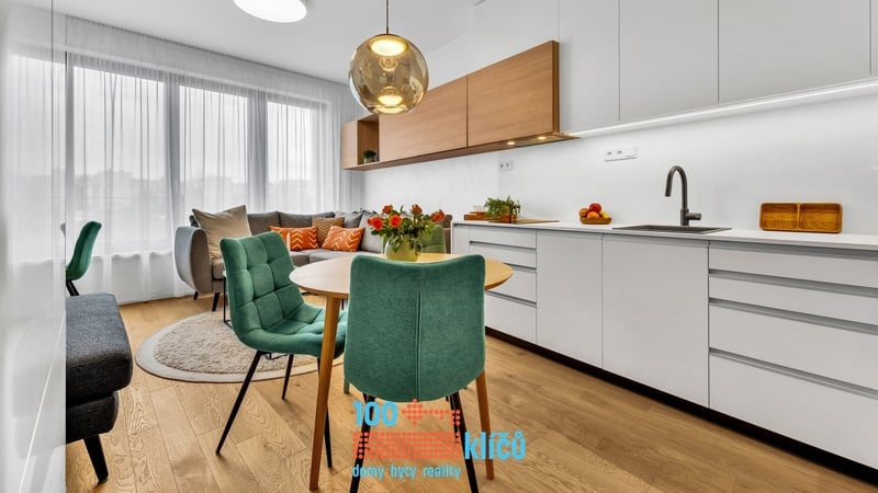 Obývací pokoj spojený s kuchyňským koutem