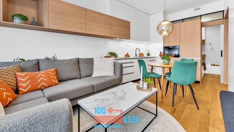 Obývací pokoj a vpravo průhled do pokoje pro hosty