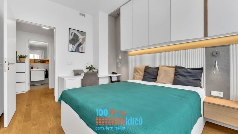 Ložnice a průhled do koupelny