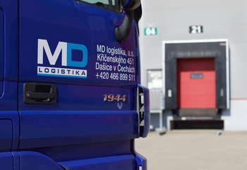 Das Logistikunternehmen bietet seine Dienstleistungen an einem strategischen Standort in Prag 9 - Horní Počernice - D11 an.