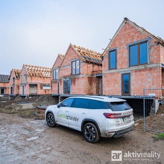 Prodej novostavby rodinného domu s užitnou plochou 149 m2, s dispozicí 5+kk, technická místnost, prádelna, 2 krytá parkovací stání, soukromá zahrada, Lužec nad Vltavou