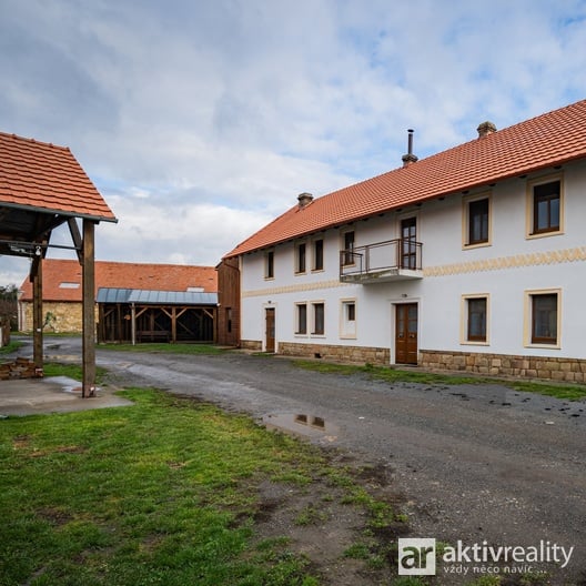Zemědělská usedlost Březinka – Kokořín, 9 289 m² pozemků, dům + hospodářské budovy