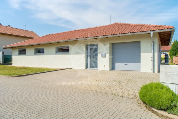 Novostavba samostatně stojícího luxusního rodinného domu se zahradou a garáží, Blažovice, okres Brno - venkov