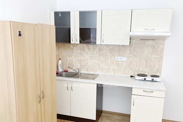 (ŠM17) Pronájem neprůchozího pokoje 17 m2 v bytě  2+0 58 m2 s vlastní kuchyňkou, Brno - Židenice, ul. Šámalova
