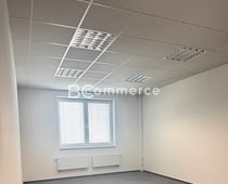 Kancelář v moderní administrativní budově s možností parkování, 40m2