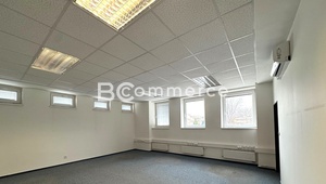 Uzavřená kancelářská jednotka s vl. zázemím na severu města Brna, 115m2