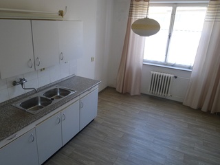 Nabízím k pronájmu velmi pěkný ,slunný byt ,cihla, 2+1,70 m2, 1 NP. na ulici Prokopa Holého ve Znojmě