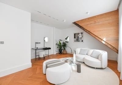 Prodej exkluzivního bytu 3+kk s nadčasovým designem v srdci Karlína – 138 m².