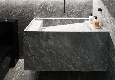 Prodej exkluzivního bytu 3+kk s nadčasovým designem v srdci Karlína – 138 m².