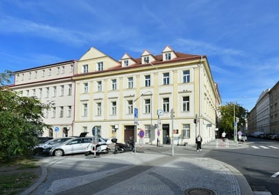 Prodej exkluzivního bytu 3+kk s nadčasovým designem v srdci Karlína – 138 m².