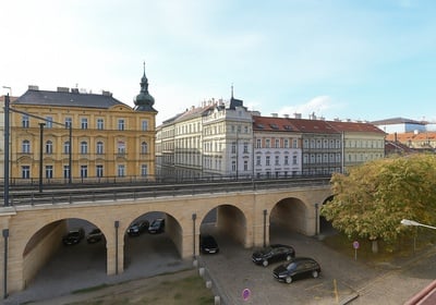 Prodej exkluzivního bytu 3+kk s nadčasovým designem v srdci Karlína – 138 m².