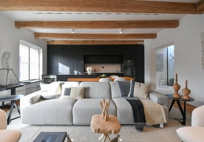 Prodej exkluzivního bytu 3+kk s nadčasovým designem v srdci Karlína – 138 m².