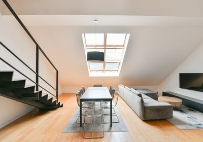 Obývací prostor s oknem