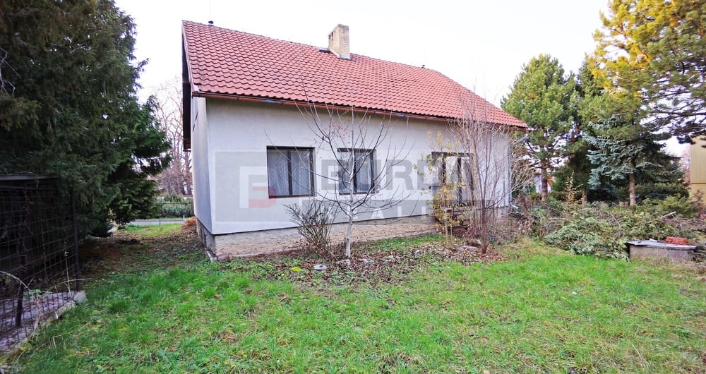 Prodej podílu 1/2 rodinného domu 285 m², Zeleneč