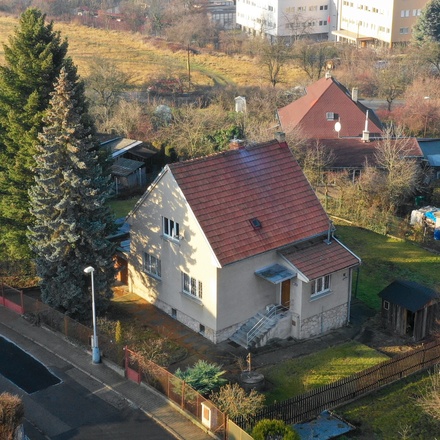 Útulný rodinný dům 5+1, s užitnou plochou 170 m2 a s pozemkem 966 m2, Praha 12 - Komořany.