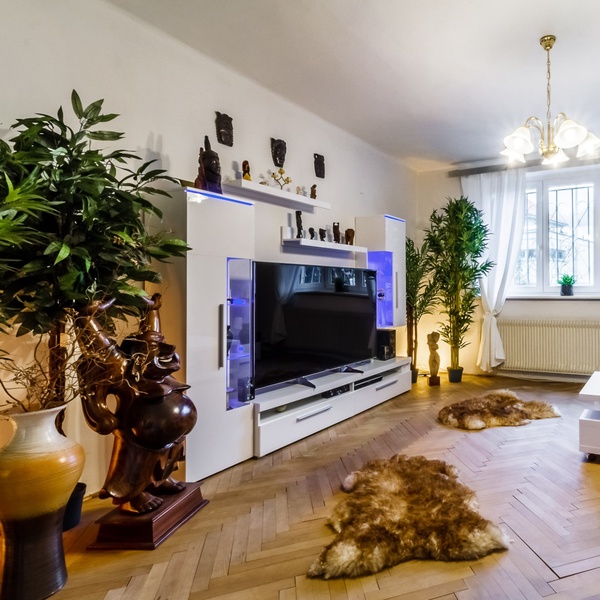 Útulný rodinný dům 5+1, s užitnou plochou 170 m2 a s pozemkem 966 m2, Praha 12 - Komořany.