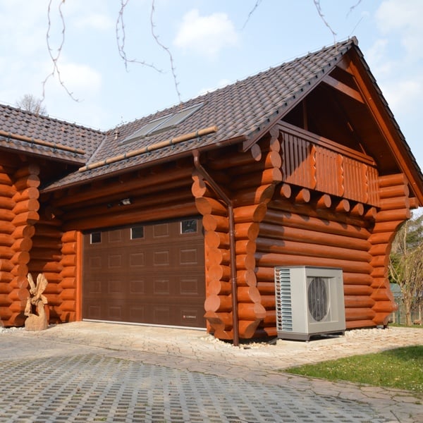 Dvougenerační rodinný dům - dřevěný srub, vhodný též pro podnikání