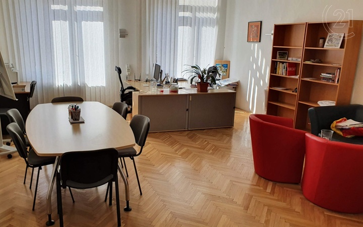 Pronájem kanceláře s klimatizací v Národním domě na Vinohradech o ploše 40.75 m2.