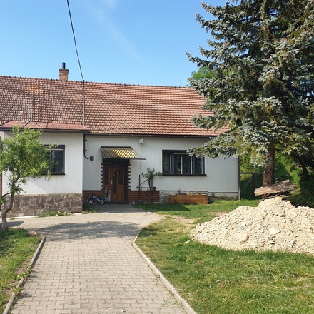 Dům s velkým pozemkem v Brněnci