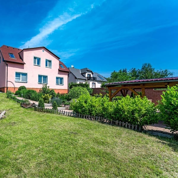 Prodej bytu 3+kk (72 m2) + terasa (14 m2) + zahrada (360 m2), Praha - Dolní Počernice