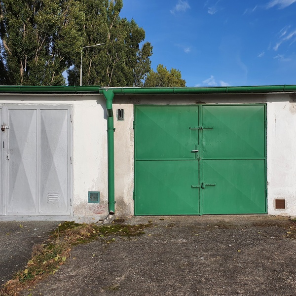 Prodej garáže s nádvořím 42 m²
