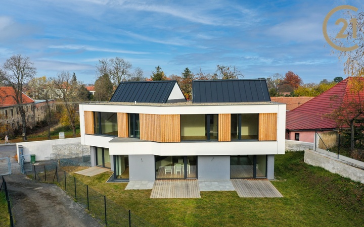 Moderní rodinný dům (RD 01) s dispozicí 5+1, o užitné ploše 268,8 m2 a s pozemkem o výměře 800 m2, Panenské Břežany.