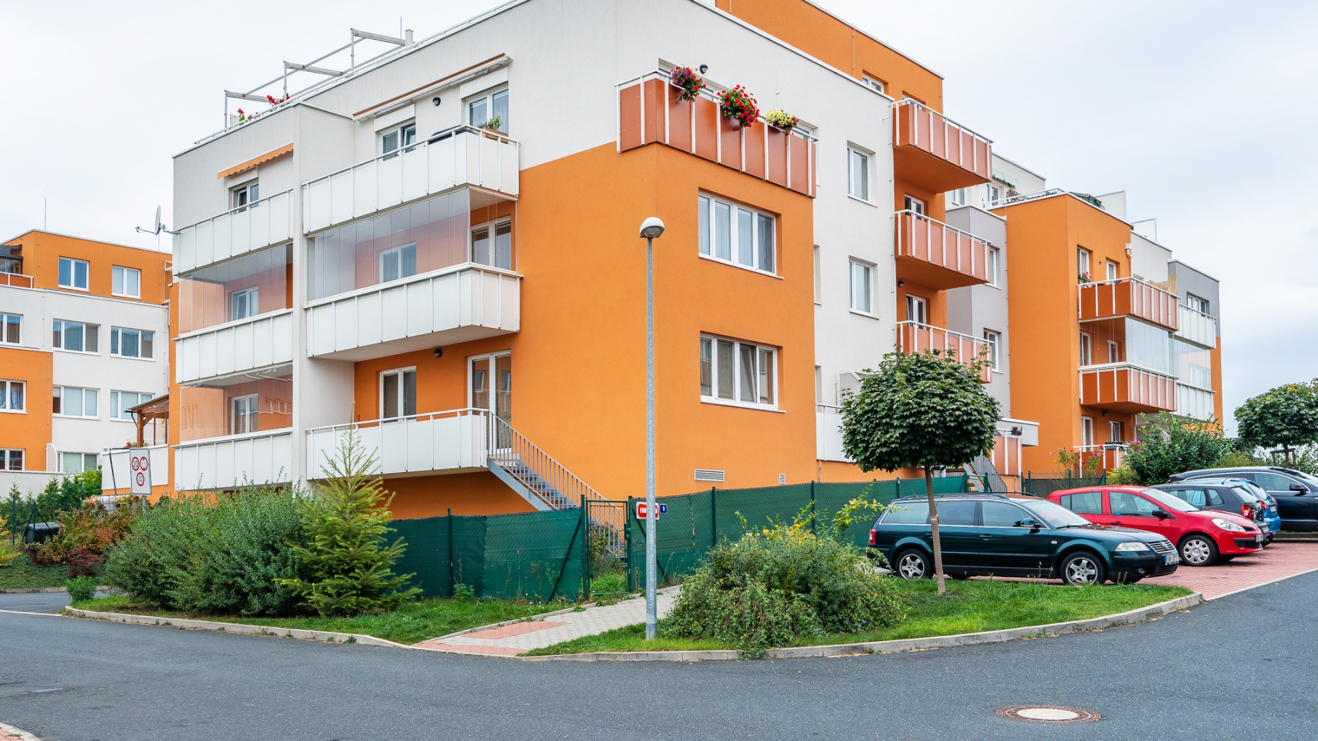 Pronájem bytu 2+kk s 2 garážovými stáními - Praha - Kyje
