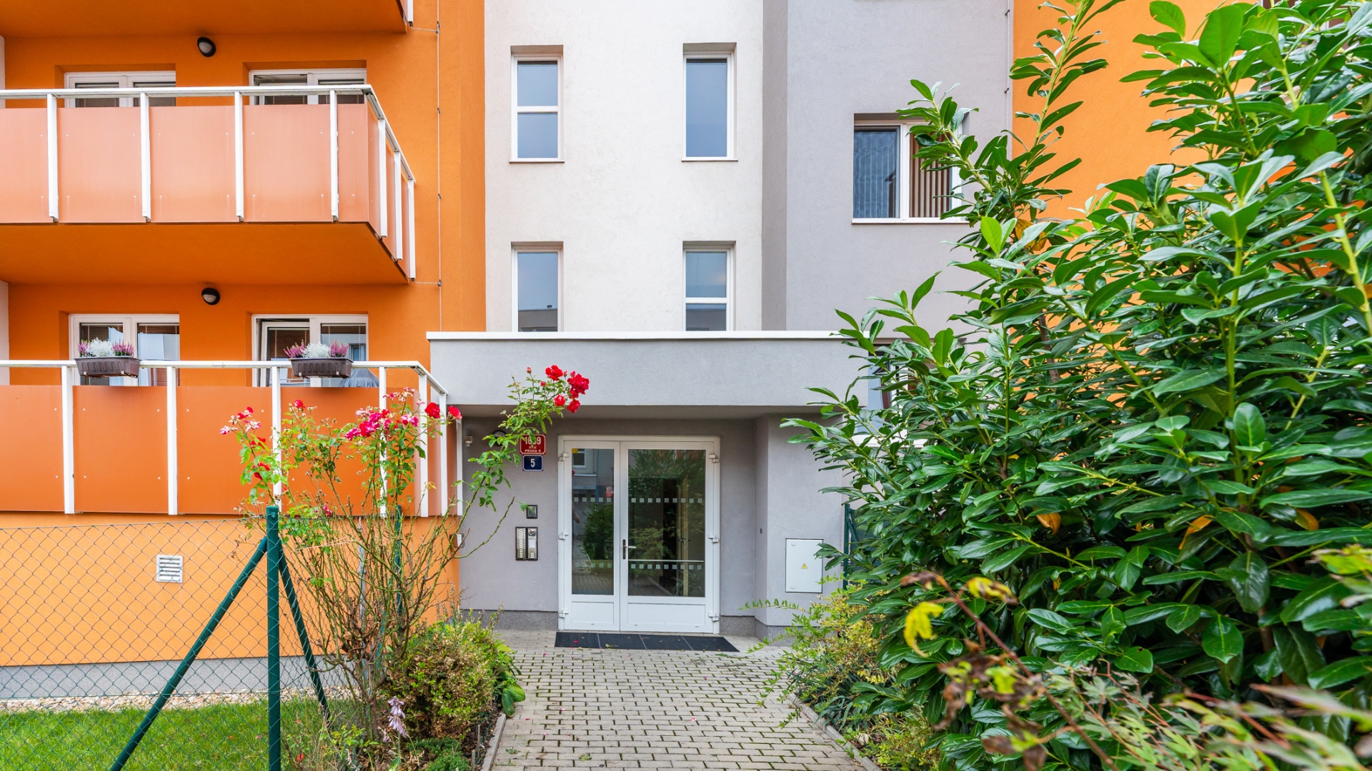 Pronájem bytu 2+kk s 2 garážovými stáními - Praha - Kyje