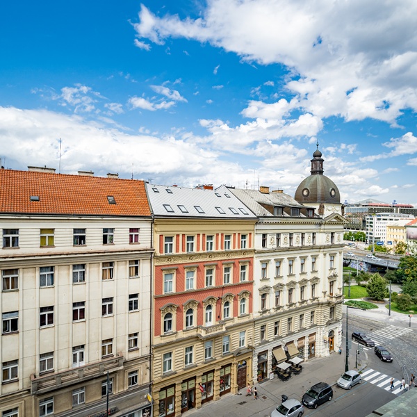 Slunný mezonetový byt s terasou do  dvora 4+kk 130 m2 v centru Prahy