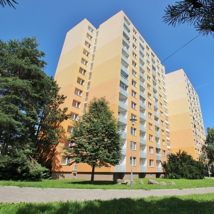 Prodej bezbariérového bytu 1+kk s orientací na východ, výměra 25m², 4. patro s výtahem, Brno – Řečkovice, Horácké náměstí 8.