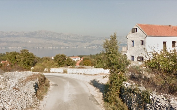 Prodej pozemku 1476m2, vydané stavební povolení na luxusní vilu s 5-ti bytovými jednotkami s rozlehlým bazénem, Chorvatsko, ostrov Brač
