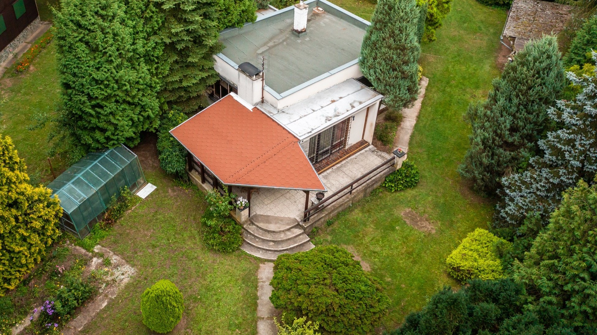 Prodej chaty 93 m² (zastavěná plocha včetně terasy) se zahradou 1423 m², přímo u Labe - Oseček