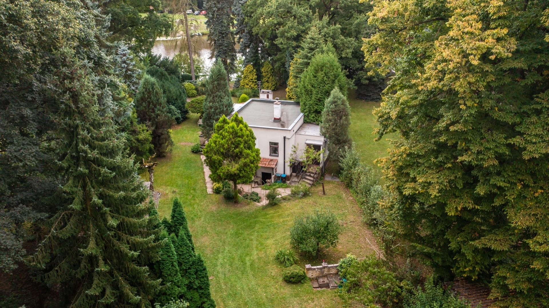 Prodej chaty 93 m² (zastavěná plocha včetně terasy) se zahradou 1423 m², přímo u Labe - Oseček