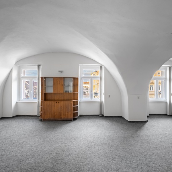 Pronájem komerčního nebytového prostoru v centru s výhledem na náměstí 1+0 – 50 m2, Benešov – Masarykovo náměstí.
