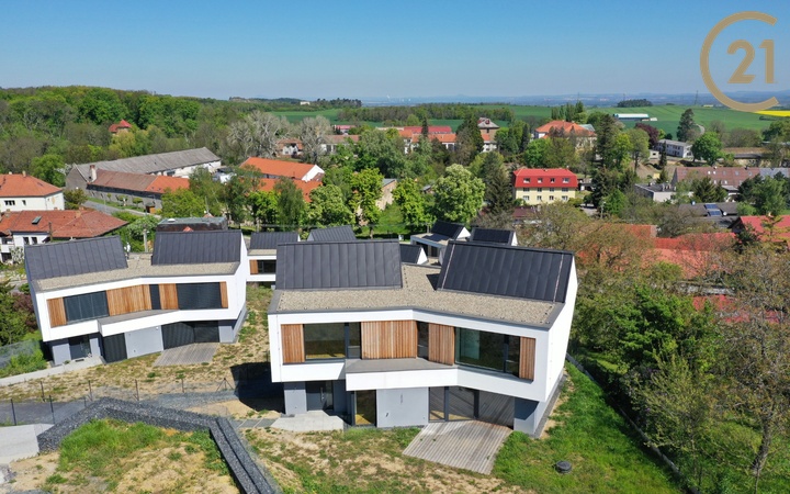 Moderní rodinný dům (RD 05) s dispozicí 5+1, o užitné ploše 260 m2 a s pozemkem o výměře 813 m2, Panenské Břežany.