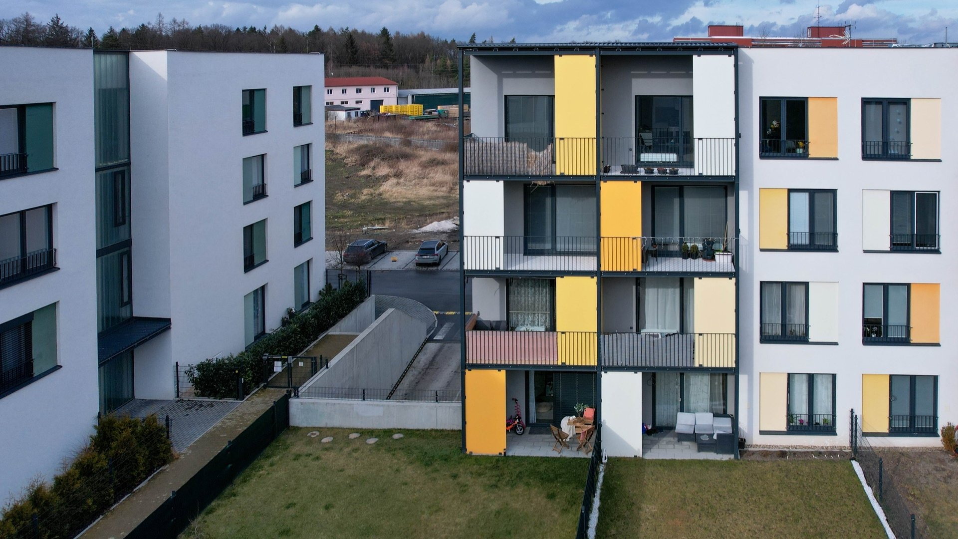 Prodej nadstandardního bytu 3+kk 80 m² se zahrádkou a garážovým stáním - KLADNO