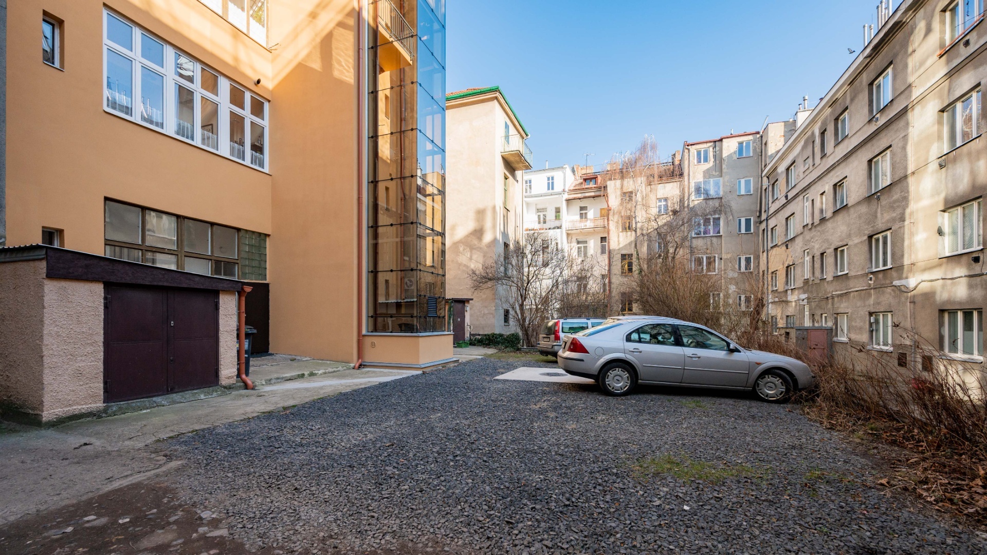 Prodej zrekonstruovaného atypického bytu 2+kk s parkovacím stáním a betonovou terasou