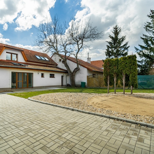 Pronájem reprezentativního prostorného rodinného domu s  vinným sklípkem 6kk – 197 m2, pozemek 430 m2, Praha - Libuš