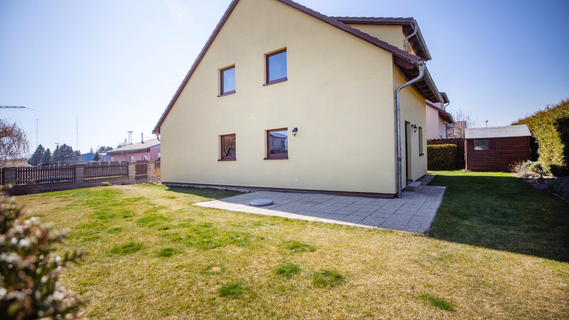Prodej dřevostavby řadového rodinného domu 133 m² se zahradou 310 m² a garáží, Horoměřice, Praha -západ