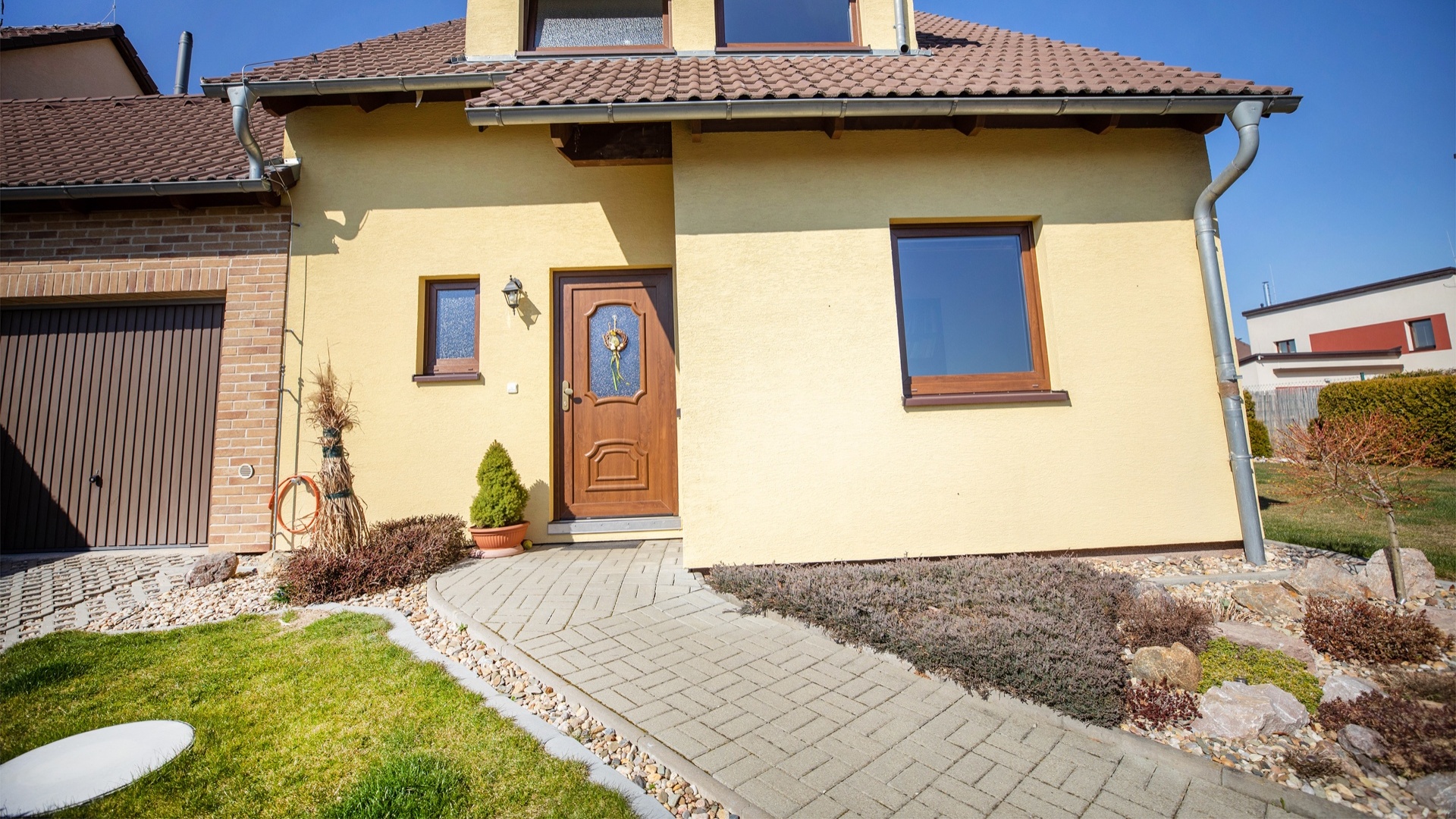 Prodej dřevostavby řadového rodinného domu 133 m² se zahradou 310 m² a garáží, Horoměřice, Praha -západ