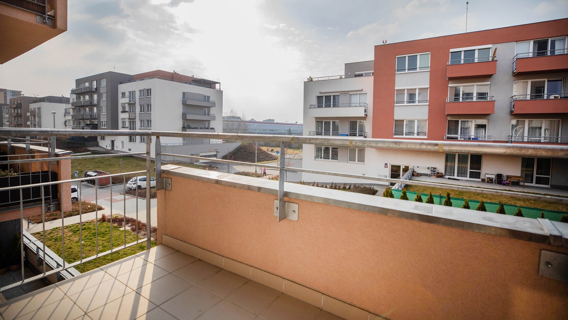 Prodej bytu 2+kk s balkonem, sklepem a garážovým stáním, 57 m², Praha - Letňany