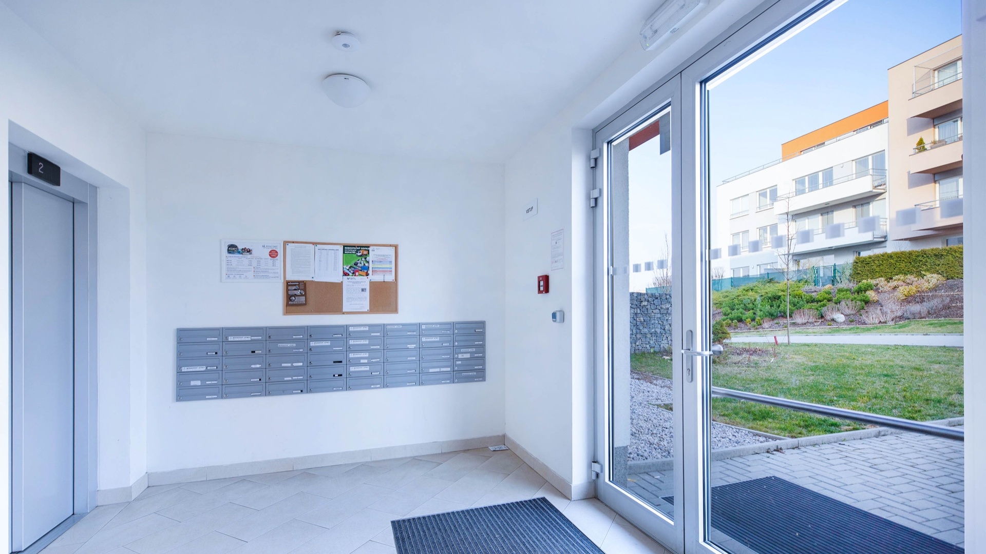 Prodej bytu 2+kk s balkonem, sklepem a garážovým stáním, 57 m², Praha - Letňany