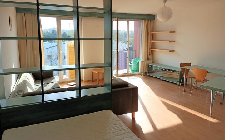 Moderní byt 1+kk s balkonem, šatnou na rozhraní Proseka a Letňan