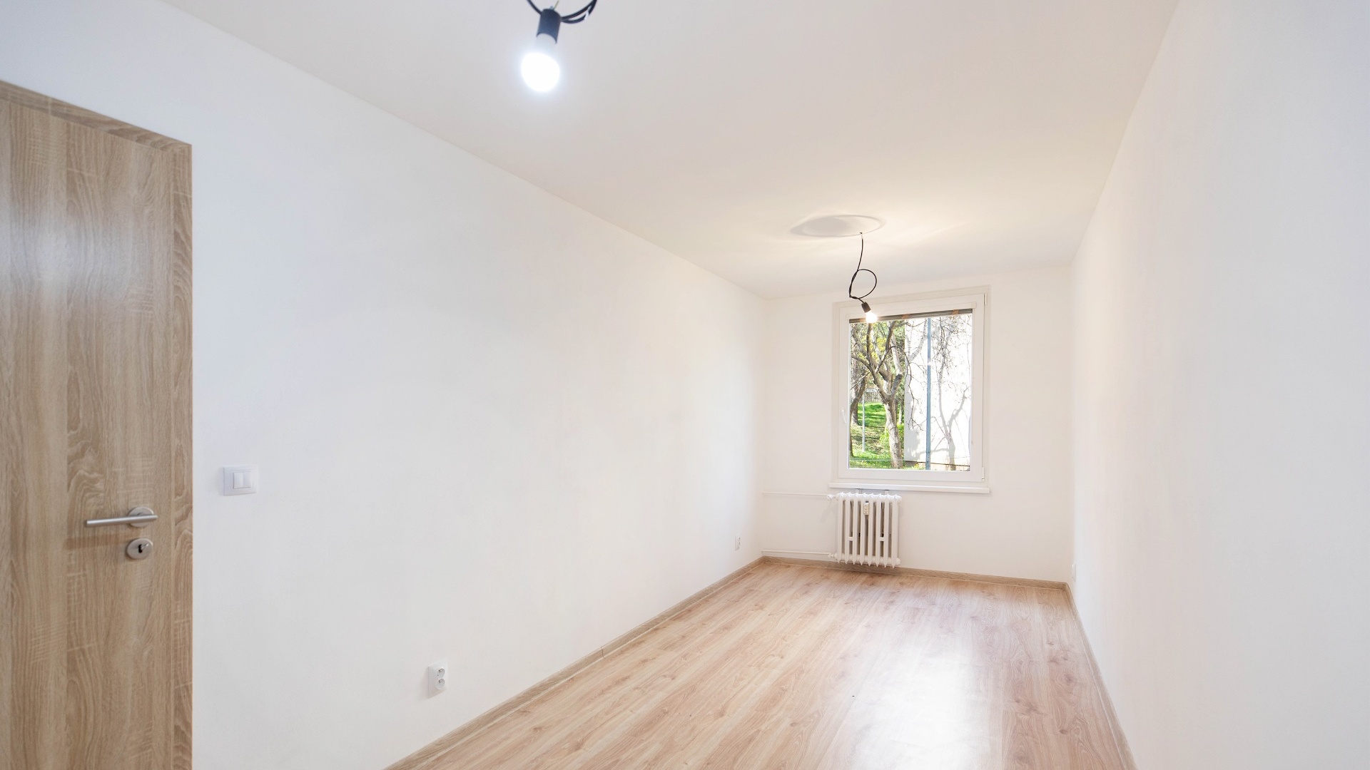 Prodej zrekonstruovaného bytu 3+kk, 56 m² se sklepem a komorou, Praha - Kobylisy