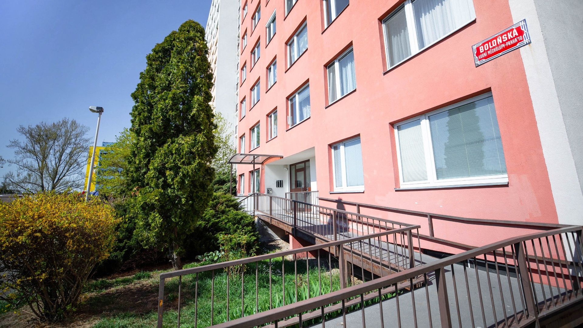 Prodej zrekonstruovaného bytu 2+kk v osobním vlastnictví, 42 m² se sklepem, Praha - Horní Měcholupy