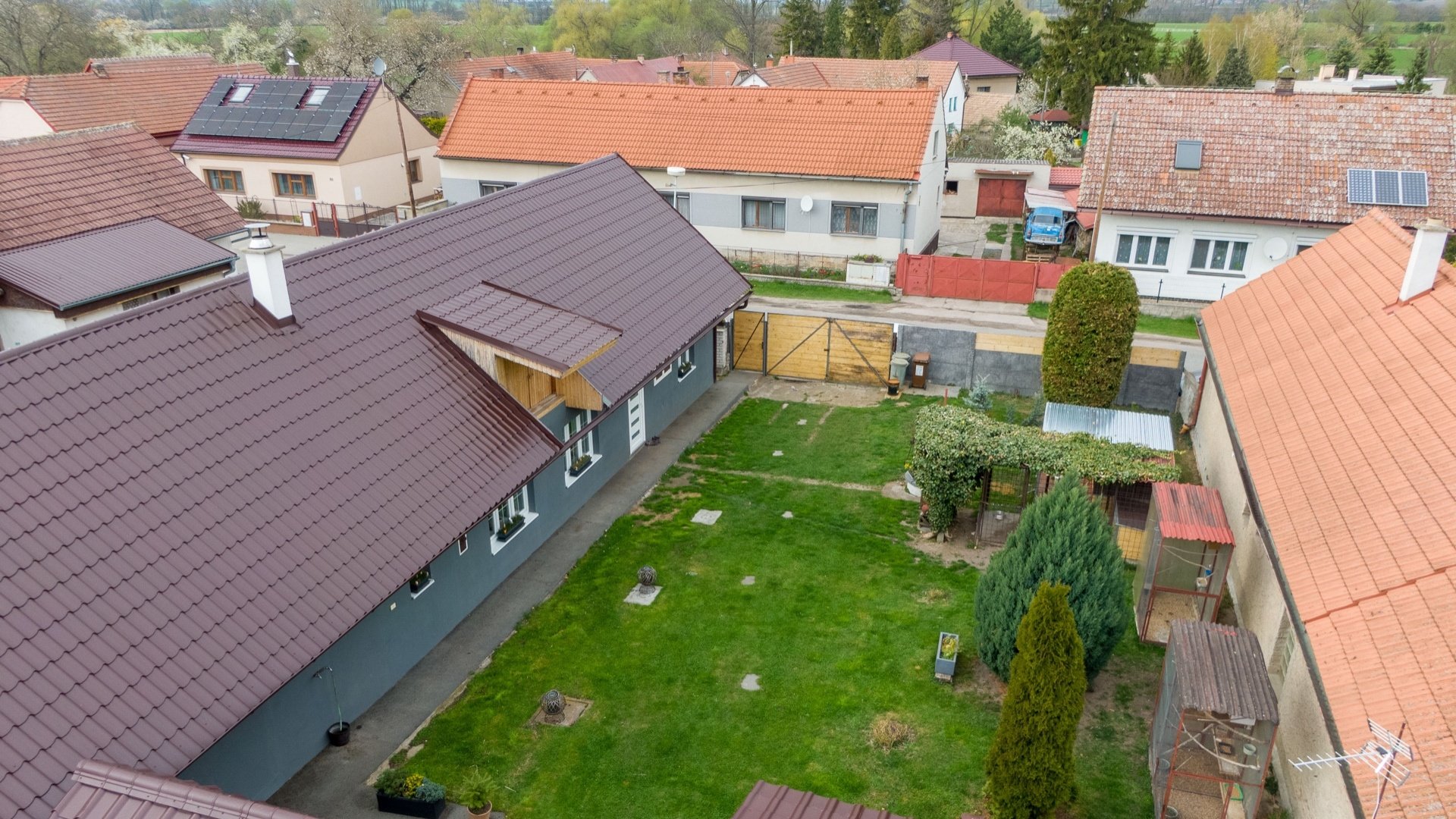 Prodej rodinného domu 4+kk, 120 m², krásnou zahradou 1118 m² a bazénem - Žehuň