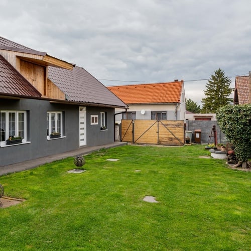 Prodej rodinného domu 4+kk, 120 m², krásnou zahradou 1118 m² a bazénem - Žehuň